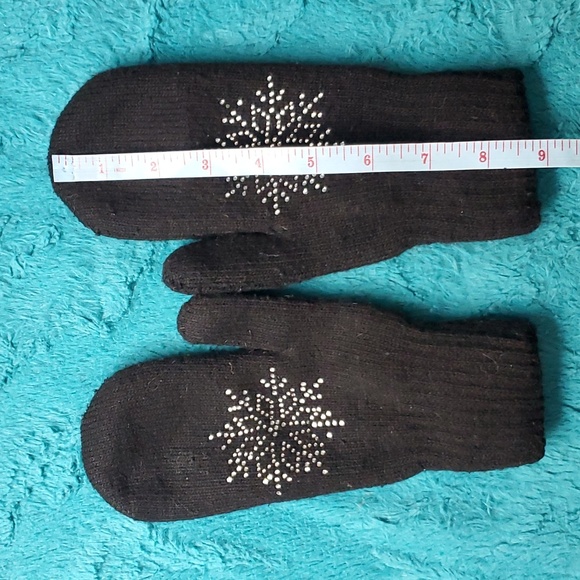 Snowflake Mittens - Picture 3 of 4